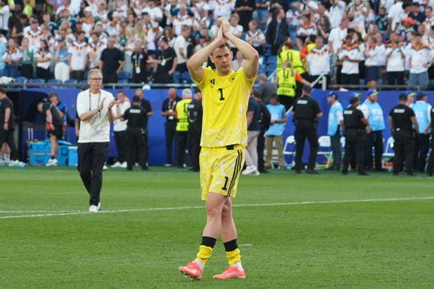 Torwart Manuel Neuer (Deutschland Germany) bedankt sich bei den Fans - Boston 29.06.2026: Deutschland vs. Paraguay, Gilette Stadium, World Cup 26 Sechzehntel-Finale *** Goalkeeper Manuel Neuer of Germany thanks the fans in Boston on June 29, 2026, during the Germany vs. Paraguay match at Gilette Stadium in the Round of 32 of the 2026 World Cup