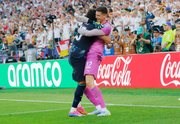 Paraguay s goalkeeper Orlando Gill celebrates with teammate Jose Canale after Paraguay defeated Germany in a penalty shoot-out in a FIFA World Cup, WM, Weltmeisterschaft, Fussball match at Boston Stadium in Boston on Monday, June 29, 2026. The final score ended tied at 1-1 and Paraguay won 4-3 on penalties.  BOS20260629844 CJxGUNTHER