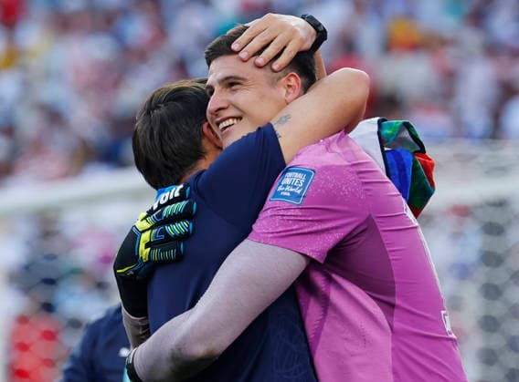 Paraguay s goalkeeper Orlando Gill is congratulated after Paraguay defeated Germany in a penalty shoot-out in a FIFA World Cup, WM, Weltmeisterschaft, Fussball match at Boston Stadium in Boston on Monday, June 29, 2026. The final score ended tied at 1-1 and Paraguay won 4-3 on penalties.  BOS20260629847 CJxGUNTHER