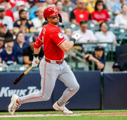 Cincinnati Reds first baseman Spencer Steer hits a single in the first inning of the MLB, Baseball Herren, USA game between the Cincinnati Reds and the Milwaukee Brewers at American Family Field in Milwaukee, Wisconsin on Monday, June 29, 2026.  MIL20260629802 TANNENxMAURY