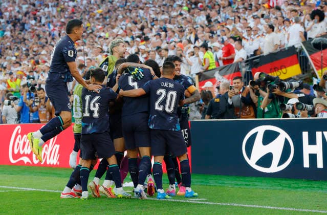 The Paraguay team celebrates after defeating Germany in a penalty shoot-out in a FIFA World Cup, WM, Weltmeisterschaft, Fussball match at Boston Stadium in Boston on Monday, June 29, 2026. The final score ended tied at 1-1 and Paraguay won 4-3 on penalties.  BOS20260629856 CJxGUNTHER