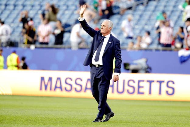 FIFA World Cup, WM, Weltmeisterschaft, Fussball 2026 - Round of 32 - Germany vs Paraguay Paraguay s head coach Gustavo Alfaro waves to fans after the team won the FIFA World Cup 2026 Round of 32 match Germany against Paraguay, in Boston, USA, 29 June 2026. Paraguay beat Germany 4-3 on penalties. FOXBOROUGH United States  Copyright: xSHAWNxTHEWx