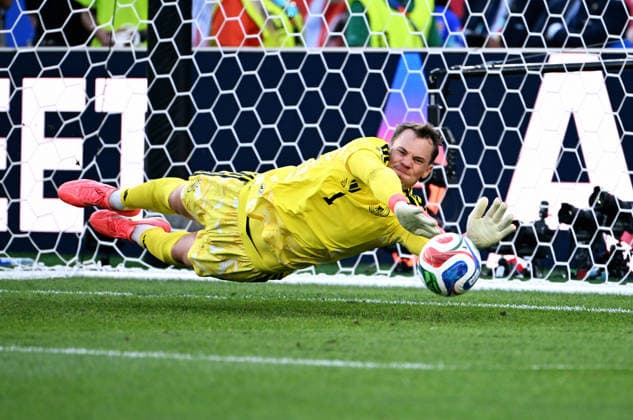 Fussball, Länderspiel, Herren, FIFA World Cup, WM, Weltmeisterschaft, Fussball 2026, Fussball-Weltmeisterschaft, USA, Sechzehntelfinale, Gilette Stadium Boston: Deutschland - Paraguay 3:4 n.E.; Manuel Neuer (GER) pariert einen Elfmeter. *** Soccer, International Match, Men s, 2026 FIFA World Cup, Soccer World Cup, USA, Round of 32, Gilette Stadium, Boston: Germany vs. Paraguay 3–4 (a.e.t.); Manuel Neuer (GER) saves a penalty kick