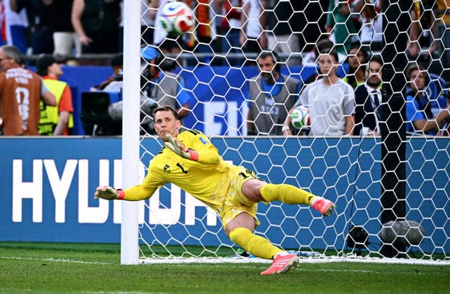 Fussball, Länderspiel, Herren, FIFA World Cup, WM, Weltmeisterschaft, Fussball 2026, Fussball-Weltmeisterschaft, USA, Sechzehntelfinale, Gilette Stadium Boston: Deutschland - Paraguay 3:4 n.E.; Manuel Neuer (GER) machtlos beim letzten Elfmeter *** Soccer, International Match, Men s, 2026 FIFA World Cup, World Cup, USA, Round of 32, Gilette Stadium, Boston: Germany 3, Paraguay 4 (a.e.t.); Manuel Neuer (GER) was powerless against the final penalty kick