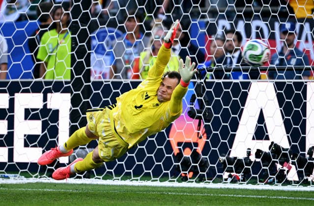 Fussball, Länderspiel, Herren, FIFA World Cup, WM, Weltmeisterschaft, Fussball 2026, Fussball-Weltmeisterschaft, USA, Sechzehntelfinale, Gilette Stadium Boston: Deutschland - Paraguay 3:4 n.E.; Manuel Neuer (GER) machtlos. *** Soccer, International Match, Men s, 2026 FIFA World Cup, Soccer World Cup, USA, Round of 32, Gilette Stadium, Boston: Germany 3, Paraguay 4 (a.e.t.); Manuel Neuer (GER) was powerless