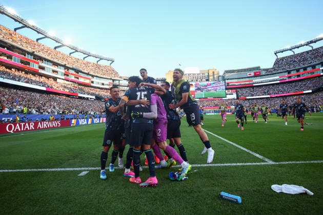 FIFA World Cup, WM, Weltmeisterschaft, Fussball 2026: Germany v Paraguay BOSTON, USA - 29th June 2026: Paraguay players celebrate with team mate Orlando Gill of Paraguay after winning after a penalty shoot-out during the FIFA World Cup 2026 Round of 32 match between Germany and Paraguay at Boston Stadium Boston Boston Stadium United States of America Copyright: xCraigxMercerx xPeakxActionxPhotosx