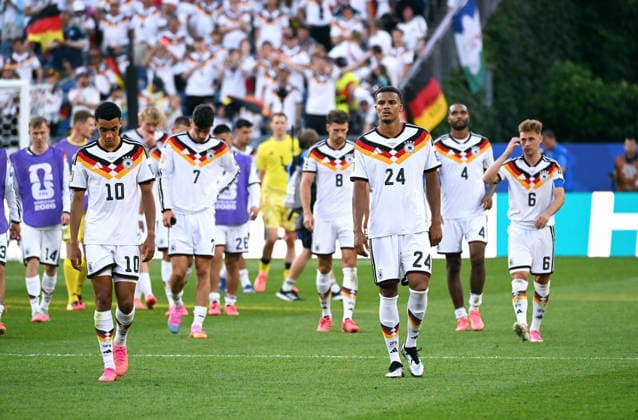 Fussball, Länderspiel, Herren, FIFA World Cup, WM, Weltmeisterschaft, Fussball 2026, Fussball-Weltmeisterschaft, USA, Sechzehntelfinale, Gilette Stadium Boston: Deutschland - Paraguay 3:4 n.E.; Abgang nach dem Ausscheiden, Jamal Musiala (GER), Kai Havertz (GER), Malick Thiaw (GER). Enttäuschung, Frust, Aktion. *** Soccer, International Match, Men s, 2026 FIFA World Cup, Soccer World Cup, USA, Round of 32, Gillette Stadium, Boston: Germany vs. Paraguay 3–4 (a.e.t.); players leaving the field after elimination: Jamal Musiala (GER), Kai Havertz (GER), Malick Thiaw (GER); disappointment, frustration, action