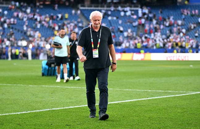 Fussball, Länderspiel, Herren, FIFA World Cup, WM, Weltmeisterschaft, Fussball 2026, Fussball-Weltmeisterschaft, USA, Sechzehntelfinale, Gilette Stadium Boston: Deutschland - Paraguay 3:4 n.E.; Sportdirektor Rudi Völler (GER) geht enttäuscht vom Platz. Enttäuschung, Frust, Aktion. *** Soccer, International Match, Men s, 2026 FIFA World Cup, World Cup, USA, Round of 32, Gilette Stadium, Boston, Germany vs. Paraguay 3–4 (a.e.t.), Sports Director Rudi Völler (GER) leaves the field disappointed, Disappointment, Frustration, Action