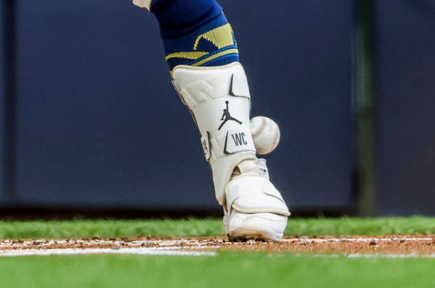 Milwaukee Brewers catcher William Contreras is hit in the ankle with a pitch thrown by Cincinnati Reds starting pitcher Nick Lodolo in the first inning of the MLB, Baseball Herren, USA game between the Cincinnati Reds and the Milwaukee Brewers at American Family Field in Milwaukee, Wisconsin on Monday, June 29, 2026.  MIL20260629806 TANNENxMAURY