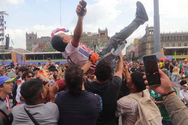 Paraguay v Germany: FIFA Fan Festival FIFA World Cup, WM, Weltmeisterschaft, Fussball 2026 Crowds are tossing a Paraguay football fan in the air while watching the FIFA World Cup round of 32 match between Paraguay and Germany on the giant screen at the FIFA World Cup Fan Fest. on June 29, 2026, in Mexico City, Mexico. (Photo by Carlos Santiagon Eyepix Group) Copyright: xCarlosxSantiagon xEyepixxGroupx CS_29062026_189558