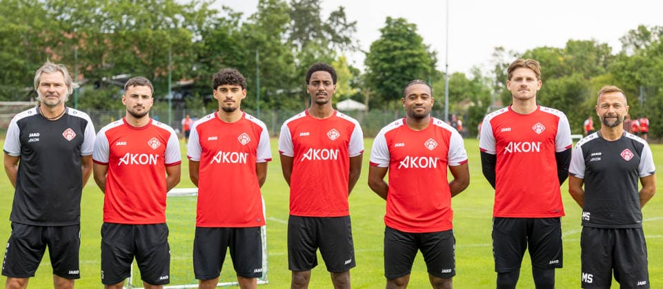 Grupppenbild der Neuzugänge: (von links) Co-Trainer Matthias Lust, Kristijan Taseski (FC Augsburg II), Burak Karakaya (Darmstadt 98 II), Namrud Embaye (FV Illertissen), Franck Evina (FC Emmen), Marko Rajkovacic (Eintracht Braunschweig), Trainer Michael Schiele. *** Group photo of the new signings, from left: Assistant Coach Matthias Lust, Kristijan Taseski (FC Augsburg II), Burak Karakaya (Darmstadt 98 II), Namrud Embaye (FV Illertissen), Franck Evina (FC Emmen), Marko Rajkovacic (Eintracht Braunschweig), Head Coach Michael Schiele Copyright: HMBxMedia xHeikoxBecker
