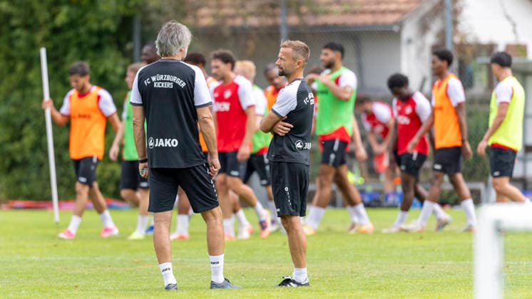 Trainingsstart bei den Würzburger Kickers, am 29.6.2026, KRE-Sportpark, Sieboldshöhe. Trainer Michael Schiele r. im Gespräch mit Co-Trainer Matthias Lust. *** Start of training for the Würzburger Kickers on June 29, 2026, at KRE Sportpark, Sieboldshöhe. Head coach Michael Schiele in conversation with assistant coach Matthias Lust Copyright: HMBxMedia xHeikoxBecker