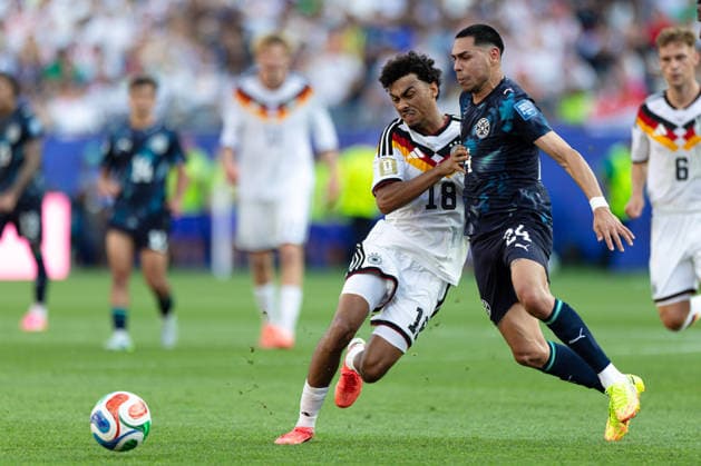 June 29, 2026; Foxborough, Massachusetts, USA; Germany defender Nathaniel Brown (18) holds off Paraguay midfielder Gustavo Caballero (24) in a FIFA World Cup, WM, Weltmeisterschaft, Fussball 2026 Round of 32 match between Germany and Paraguay at Boston Stadium. (c) CSM FIFA World Cup 2026: Germany Vs Paraguay JUN 29  - ZUMAc04_ 20260629_zma_c04_056 Copyright: xBurtxGranofskyx