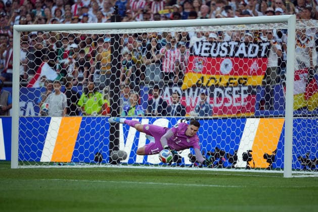 IPA86224811 - Orlando Gill of Paraguay saves the second penalty kick during the Round of 32—Germany vs. Paraguay, a FIFA World Cup, WM, Weltmeisterschaft, Fussball match in Boston, USA, on June 29, 2026  Copyright: xEmmanuelexMastrodonato IPAxSportx xx 86224811