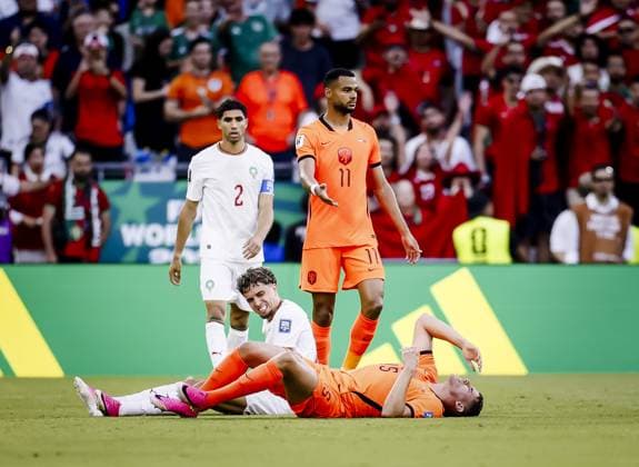 MONTERREY - Cody Gakpo of the Netherlands while Micky van de Ven of the Netherlands lies on the ground during the 2026 FIFA World Cup, WM, Weltmeisterschaft, Fussball knockout phase match between the Netherlands and Morocco at Monterrey Stadium on June 29, 2026, in Monterrey, Mexico. KOEN VAN WEEL ANP FIFA World Cup 2026 - round of 32 2026 xVIxANPxSportx xxANPxIVx 562413555 originalFilename: 562413555.jpg