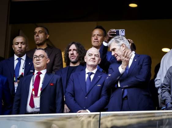 MONTERREY - KNVB President Frank Paauw in conversation with FIFA President Gianni Infantino during the 2026 FIFA World Cup, WM, Weltmeisterschaft, Fussball knockout phase match between the Netherlands and Morocco at the Monterrey Stadium on June 29, 2026, in Monterrey, Mexico. KOEN VAN WEEL ANP FIFA World Cup 2026 - round of 32 2026 xVIxANPxSportx xxANPxIVx 562413751 originalFilename: 562413751.jpg