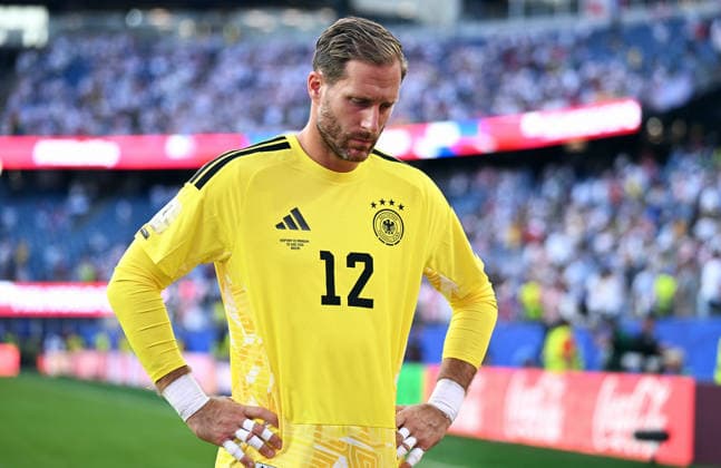 Fussball, Länderspiel, Herren, FIFA World Cup, WM, Weltmeisterschaft, Fussball 2026, Fussball-Weltmeisterschaft, USA, Sechzehntelfinale, Gilette Stadium Boston: Deutschland - Paraguay 3:4 n.E.; Oliver Baumann (GER) verlässt enttäuscht den Platz. Enttäuschung, Frust, Aktion. *** Soccer, International Match, Men s, 2026 FIFA World Cup, World Cup, USA, Round of 32, Gilette Stadium, Boston, Germany vs. Paraguay 3–4 (a.e.t.), Oliver Baumann (GER) leaves the field disappointed. Disappointment, frustration, action