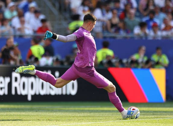 June 29, 2026, Foxborough, Massachusetts, USA: Paraguay goalkeeper Orlando Gill (12) kicks the ball during the June 29th FIFA World Cup, WM, Weltmeisterschaft, Fussball 2026 matchup between Germany and Paraguay at Gillette Stadium in Foxborough, Massachusetts. FIFA World Cup 2026: Germany : Paraguay  - ZUMAs325 20260629_zsp_s325_161 Copyright: xJessxStilesx