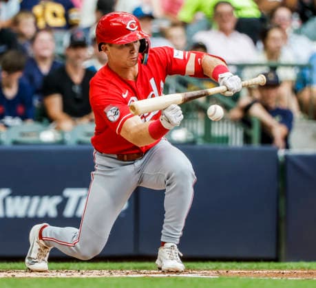 Cincinnati Reds second baseman Matt McLain lays down a bunt in the second inning of the MLB, Baseball Herren, USA game between the Cincinnati Reds and the Milwaukee Brewers at American Family Field in Milwaukee, Wisconsin on Monday, June 29, 2026.  MIL20260629809 TANNENxMAURY