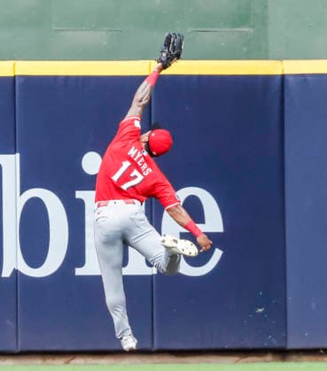 Cincinnati Reds center fielder Dane Myers catches a fly ball hit by Milwaukee Brewers first baseman Andrew Vaughn in the fourth inning of the MLB, Baseball Herren, USA game between the Cincinnati Reds and the Milwaukee Brewers at American Family Field in Milwaukee, Wisconsin on Monday, June 29, 2026.  MIL20260629819 TANNENxMAURY
