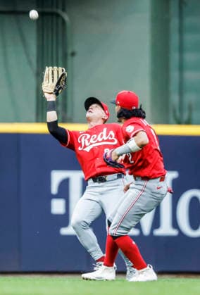 Cincinnati Reds outfielder TJ Friedl (L) nearly collides with Cincinnati Reds second baseman Edwin Arroyo (R) as he catches a fly ball hit by Milwaukee Brewers shortstop Cooper Pratt in the fourth inning of the MLB, Baseball Herren, USA game between the Cincinnati Reds and the Milwaukee Brewers at American Family Field in Milwaukee, Wisconsin on Monday, June 29, 2026.  MIL20260629823 TANNENxMAURY