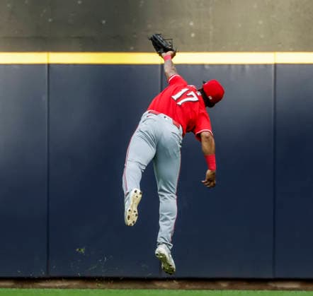 Cincinnati Reds center fielder Dane Myers catches a fly ball hit by Milwaukee Brewers center fielder Blake Perkins in the second inning of the MLB, Baseball Herren, USA game between the Cincinnati Reds and the Milwaukee Brewers at American Family Field in Milwaukee, Wisconsin on Monday, June 29, 2026.  MIL20260629811 TANNENxMAURY