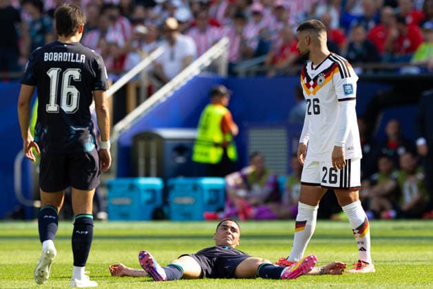 June 29, 2026; Foxborough, Massachusetts, USA; Paraguay midfielder Miguel Almiron (10) reacts after being knocked down by Germany forward Deniz Undav (26) in a FIFA World Cup, WM, Weltmeisterschaft, Fussball 2026 Round of 32 match between Germany and Paraguay at Boston Stadium. (c) CSM FIFA World Cup 2026: Germany Vs Paraguay JUN 29  - ZUMAc04_ 20260629_zma_c04_072 Copyright: xBurtxGranofskyx