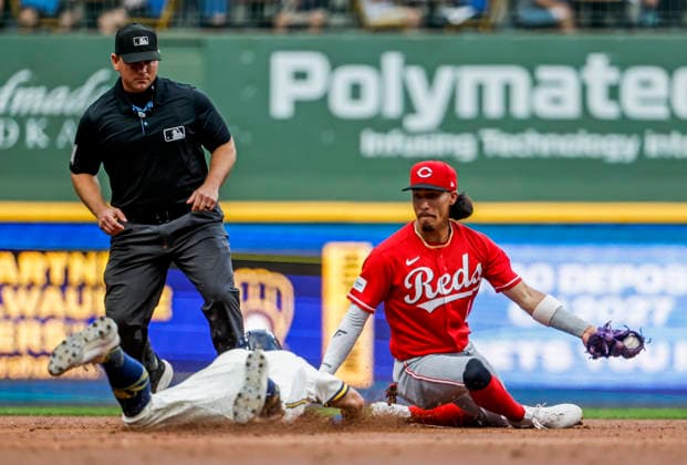second base umpire Brock Ballou watches as Milwaukee Brewers right fielder Sal Frelick slides onto second base with a double next to Cincinnati Reds second baseman Edwin Arroyo in the second inning of the MLB, Baseball Herren, USA game between the Cincinnati Reds and the Milwaukee Brewers at American Family Field in Milwaukee, Wisconsin on Monday, June 29, 2026.  MIL20260629813 TANNENxMAURY