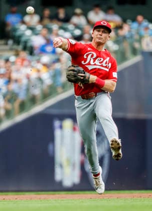 Cincinnati Reds second baseman Matt McLain throws out Milwaukee Brewers third baseman Joey Ortiz in the second inning of the MLB, Baseball Herren, USA game between the Cincinnati Reds and the Milwaukee Brewers at American Family Field in Milwaukee, Wisconsin on Monday, June 29, 2026.  MIL20260629814 TANNENxMAURY