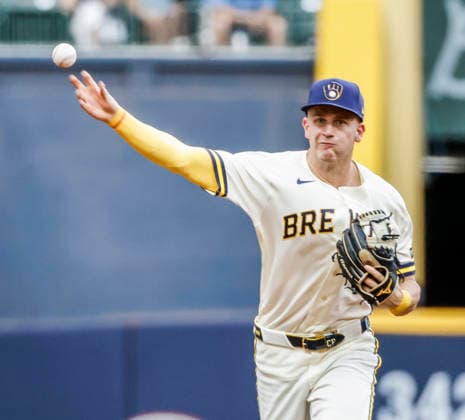 Milwaukee Brewers shortstop Cooper Pratt throws out Cincinnati Reds right fielder Noelvi Marte in the fourth inning of the MLB, Baseball Herren, USA game between the Cincinnati Reds and the Milwaukee Brewers at American Family Field in Milwaukee, Wisconsin on Monday, June 29, 2026.  MIL20260629817 TANNENxMAURY