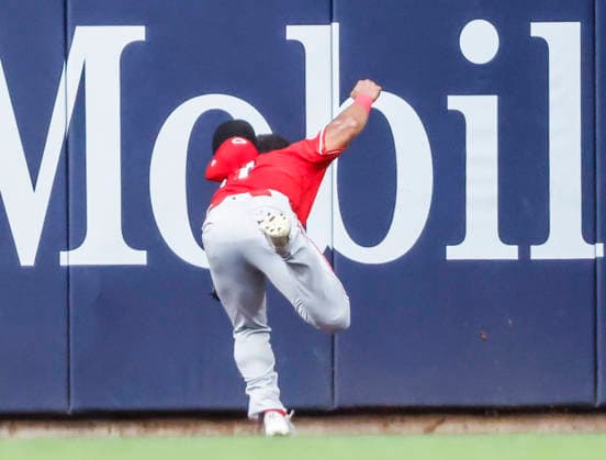 Cincinnati Reds center fielder Dane Myers crashes into the outfield wall after catching a fly ball hit by Milwaukee Brewers first baseman Andrew Vaughn in the fourth inning of the MLB, Baseball Herren, USA game between the Cincinnati Reds and the Milwaukee Brewers at American Family Field in Milwaukee, Wisconsin on Monday, June 29, 2026.  MIL20260629820 TANNENxMAURY