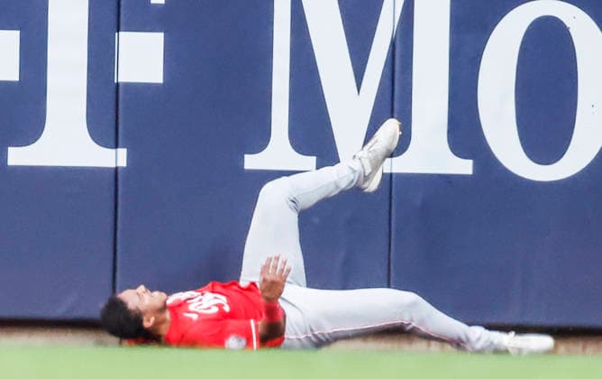Cincinnati Reds center fielder Dane Myers lies injured on the ground after crashing into the outfield wall while catching a fly ball hit by Milwaukee Brewers first baseman Andrew Vaughn in the fourth inning of the MLB, Baseball Herren, USA game between the Cincinnati Reds and the Milwaukee Brewers at American Family Field in Milwaukee, Wisconsin on Monday, June 29, 2026.  MIL20260629821 TANNENxMAURY