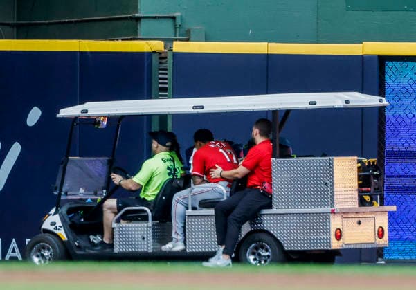 Cincinnati Reds center fielder Dane Myers is carted off the field after crashing into the outfield wall while catching a fly ball hit by Milwaukee Brewers first baseman Andrew Vaughn in the fourth inning of the MLB, Baseball Herren, USA game between the Cincinnati Reds and the Milwaukee Brewers at American Family Field in Milwaukee, Wisconsin on Monday, June 29, 2026.  MIL20260629822 TANNENxMAURY