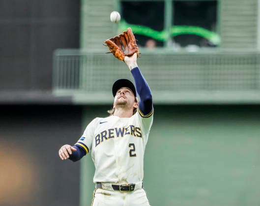Milwaukee Brewers second baseman Brice Turang catches a fly ball hit by Cincinnati Reds first baseman Spencer Steer in the fifth inning of the MLB, Baseball Herren, USA game between the Cincinnati Reds and the Milwaukee Brewers at American Family Field in Milwaukee, Wisconsin on Monday, June 29, 2026.  MIL20260629829 TANNENxMAURY