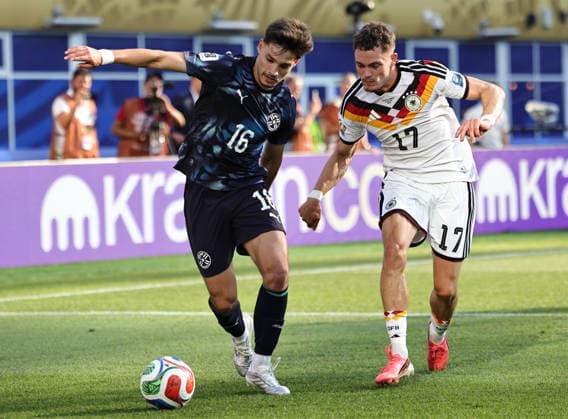 June 29, 2026, Foxborough, Massachusetts, USA: Paraguay midfielder Damian Bobadilla (16) and Germany midfielder Florian Wirtz (17) battle for the ball during the June 29th FIFA World Cup, WM, Weltmeisterschaft, Fussball 2026 matchup between Germany and Paraguay at Gillette Stadium in Foxborough, Massachusetts. Foxborough USA - ZUMAs325 20260629_zsp_s325_111 Copyright: xJessxStilesx