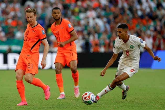 June 29, 2026, Guadalupe, Nuevo Leon, Mexico: Frenkie de Jong (L) of Netherlands battles for possession ball with A. Ounahi (R) of Morocco, during the match between Netherlands and Morocco in the Round of 32 of the FIFA World Cup, WM, Weltmeisterschaft, Fussball 2026, at Monterrey Stadium. FIFA World Cup 2026: Netherlands Vs Morocco  - ZUMAo125 20260629_zip_o125_008 Copyright: xAntonioxOjedax