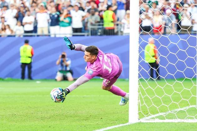 June 29, 2026, Foxborough, Ma, United States of America: Orlando Gill Goalkeeper of Paraguay saves Nick Woltemade s player of Germany penalty during the penalty shootout the FIFA World Cup, WM, Weltmeisterschaft, Fussball 2026 Round of 32 match between Germany and Paraguay at Boston Stadium, in Foxborough, United States, on Monday, June 29, 2026.(Foto: Brazil Photo Press Brazil Photo Press) INTERNATIONAL Foxborough United States of America - ZUMAv122 0860361161st Copyright: xWilliamxVolcovx