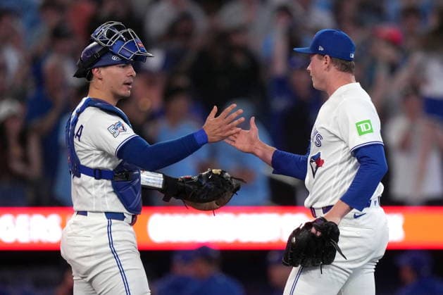 June 29, 2026, Toronto, On, CANADA: Toronto Blue Jays pitcher Louis Varland (77) celebrates the team s win with teammate Brandon Valenzuela following American League MLB, Baseball Herren, USA baseball action against the New York Mets, in Toronto, Monday, June 29, 2026. Canada News - June 29, 2026  - ZUMAc35_ 20260629_zaf_c35_120 Copyright: xNathanxDenettex