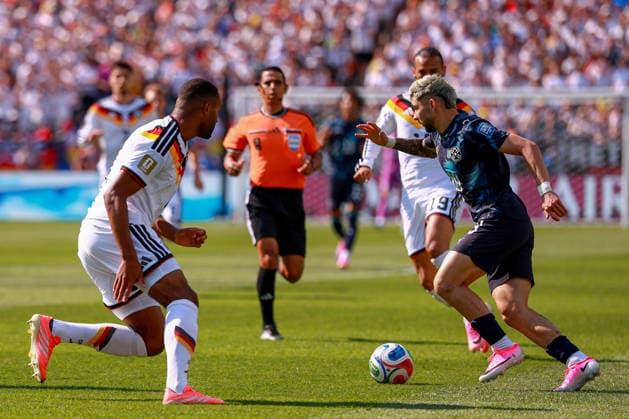 June 29, 2026, Foxborough, Massachusetts, USA: JULIO ENICISO of Paraguay dribbles the ball during the 2026 FIFA World Cup, WM, Weltmeisterschaft, Fussball Round of 32 game at Boston Stadium in Massachusetts on June 29, 2026. Foxborough USA - ZUMAm283 20260629_zsp_m283_006 Copyright: xBillyxMyersx