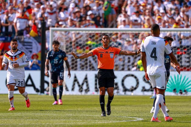 June 29, 2026, Foxborough, Massachusetts, USA: Center official JALAL JAYED warns JONATHAN TAH of Germany during the 2026 FIFA World Cup, WM, Weltmeisterschaft, Fussball Round of 32 game at Boston Stadium in Massachusetts on June 29, 2026. Foxborough USA - ZUMAm283 20260629_zsp_m283_009 Copyright: xBillyxMyersx
