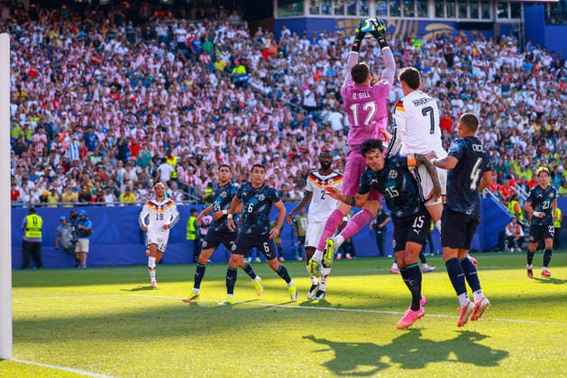 June 29, 2026, Foxborough, Massachusetts, USA: ORLANDO GILL of Paraguay wins the ball in the air during the 2026 FIFA World Cup, WM, Weltmeisterschaft, Fussball Round of 32 game at Boston Stadium in Massachusetts on June 29, 2026. Foxborough USA - ZUMAm283 20260629_zsp_m283_027 Copyright: xBillyxMyersx