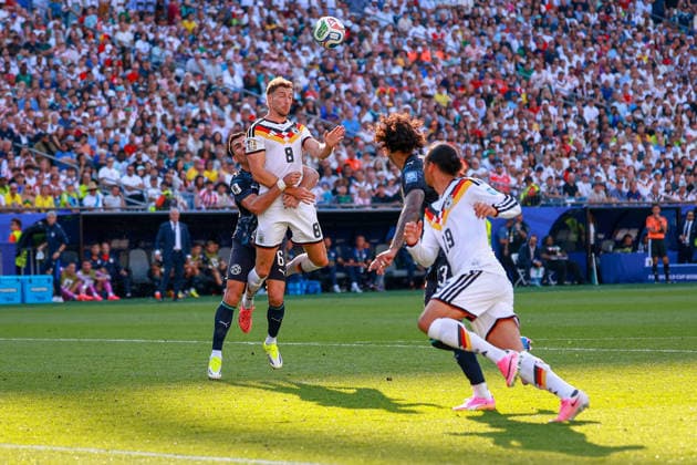 June 29, 2026, Foxborough, Massachusetts, USA: LEON GORETZKA of Germany wins the ball in the air while being held by JUNIOR ALOMNSO of Paraguay during the 2026 FIFA World Cup, WM, Weltmeisterschaft, Fussball Round of 32 game at Boston Stadium in Massachusetts on June 29, 2026. Foxborough USA - ZUMAm283 20260629_zsp_m283_036 Copyright: xBillyxMyersx