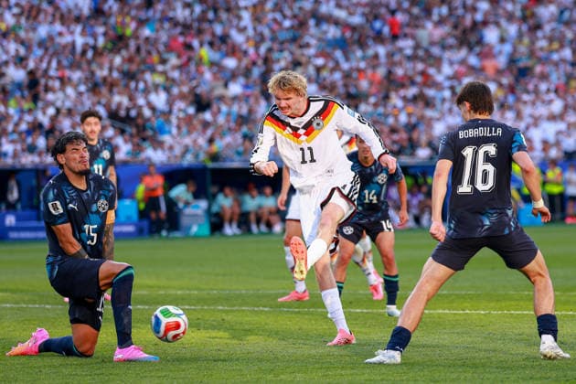 June 29, 2026, Foxborough, Massachusetts, USA: GUSTAVO GOMES of Paraguay blocks the shot of NICK WOLTEMADE of Germany during the 2026 FIFA World Cup, WM, Weltmeisterschaft, Fussball Round of 32 game at Boston Stadium in Massachusetts on June 29, 2026. Foxborough USA - ZUMAm283 20260629_zsp_m283_043 Copyright: xBillyxMyersx