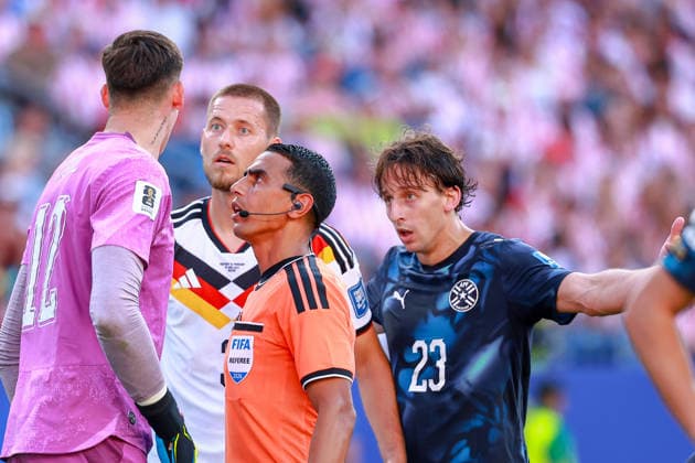 June 29, 2026, Foxborough, Massachusetts, USA: Center official JALAL JAYED has a talk with ORLANDO GILL of Paraguay during the 2026 FIFA World Cup, WM, Weltmeisterschaft, Fussball Round of 32 game at Boston Stadium in Massachusetts on June 29, 2026. Foxborough USA - ZUMAm283 20260629_zsp_m283_045 Copyright: xBillyxMyersx