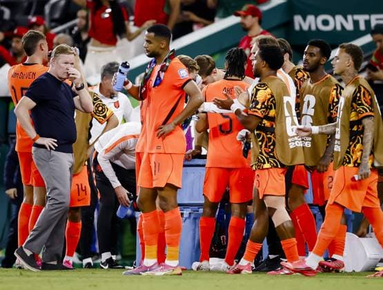 MONTERREY - Netherlands coach Ronald Koeman and Netherlands players during the water break at the 2026 FIFA World Cup, WM, Weltmeisterschaft, Fussball knockout phase match between the Netherlands and Morocco at Monterrey Stadium on June 29, 2026, in Monterrey, Mexico. KOEN VAN WEEL ANP FIFA World Cup 2026 - round of 32 2026 xVIxANPxSportx xxANPxIVx 562418730 originalFilename: 562418730.jpg