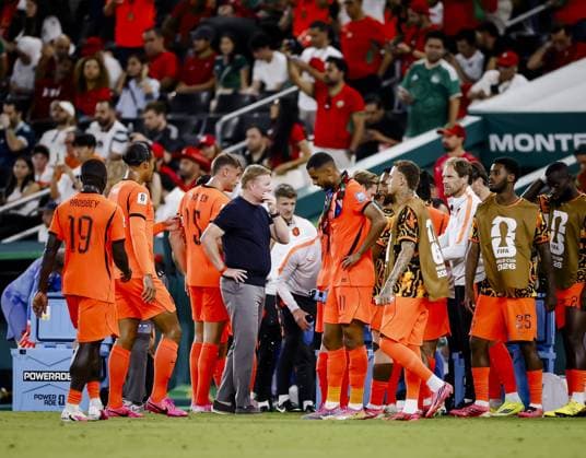 MONTERREY - Netherlands coach Ronald Koeman and Netherlands players during the water break at the 2026 FIFA World Cup, WM, Weltmeisterschaft, Fussball knockout phase match between the Netherlands and Morocco at Monterrey Stadium on June 29, 2026, in Monterrey, Mexico. KOEN VAN WEEL ANP FIFA World Cup 2026 - round of 32 2026 xVIxANPxSportx xxANPxIVx 562418733 originalFilename: 562418733.jpg