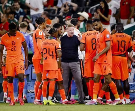MONTERREY - Netherlands coach Ronald Koeman and Netherlands players during the water break at the 2026 FIFA World Cup, WM, Weltmeisterschaft, Fussball knockout phase match between the Netherlands and Morocco at Monterrey Stadium on June 29, 2026, in Monterrey, Mexico. KOEN VAN WEEL ANP FIFA World Cup 2026 - round of 32 2026 xVIxANPxSportx xxANPxIVx 562418735 originalFilename: 562418735.jpg
