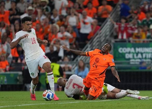 Netherlands v Morocco - FIFA World Cup, WM, Weltmeisterschaft, Fussball 2026 - Round of 32 MONTERREY, MEXICO - JUNE 29: Crysencio Summerville (24) of Netherlands in action against Chadi Riad (18) of Morocco during the 2026 FIFA World Cup Round of 32 match between Netherlands and Morocco at Estadio BBVA (Monterrey Stadium) in Monterrey, Mexico on June 29, 2026. Juancho Torres Anadolu Nuevo Leon Mexico. Editorial use only. Please get in touch for any other usage.  Copyright: x2026xAnadoluxJuanchoxTorresx