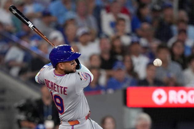 June 29, 2026, Toronto, On, CANADA: Le joueur des Mets de New York Bo Bichette (19) frappe la balle en huitioÂ¨me manche d un match du baseball majeur contre les Blue Jays, le lundi 29 juin 2026 o Toronto, en Ontario. LA PRESSE CANADIENNE Canada News - June 29, 2026  - ZUMAc35_ 20260629_zaf_c35_128 Copyright: xNathanxDenettex