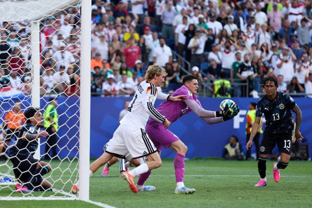 FOXBOROUGH, MASSACHUSETTS - JUNE 29: Nick Woltemade of Germany and Orlando Gill of Paraguay compete for the ball during the FIFA World Cup, WM, Weltmeisterschaft, Fussball 2026 Round of 32 match between Germany and Paraguay at Boston Stadium on June 29, 2026 in Foxborough, Massachusetts.  Copyright: xWuxZhizhaox 111651327737